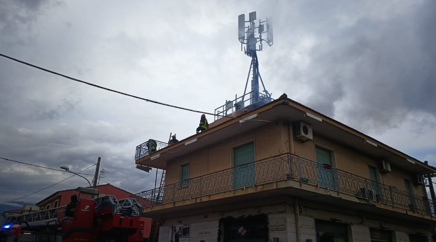 Riposto, incendio in un immobile tra via Gramsci e via Circumvallazione VIDEO