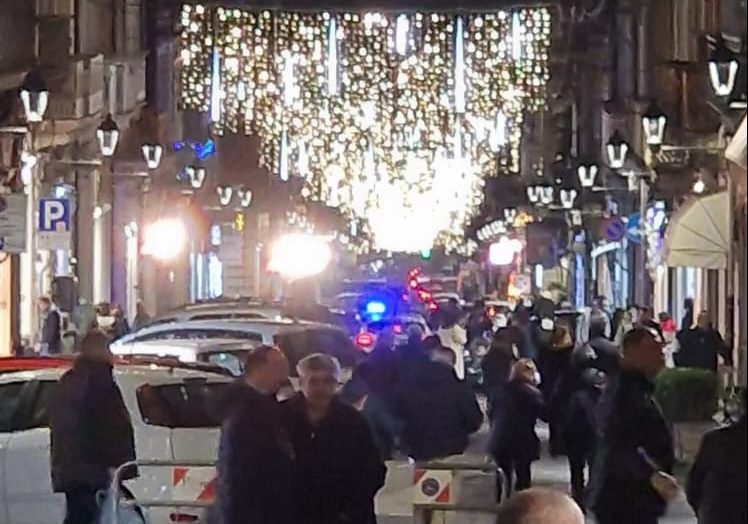 Giarre, Natale (poco) pedonale: auto in sosta invadono corso Italia e rovinano l’atmosfera