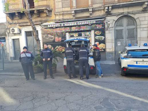 Catania, stretta della Polizia Locale su via Plebiscito: raffica di controlli e sanzioni