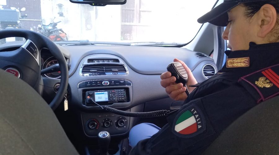 Minaccia di morte i genitori e picchia la madre: arresto 28enne tossicodipendente