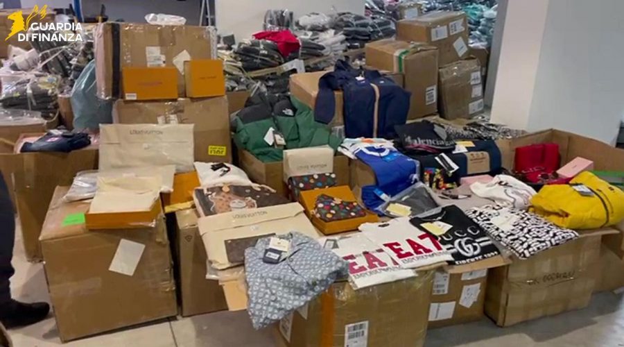 Eccezionale sequestro di 2 milioni di capi di abbigliamento contraffatti rinvenuti in 3 magazzini VIDEO