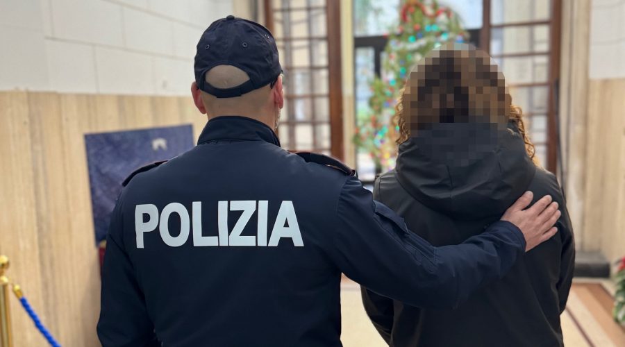 Calci e pugni in faccia alla moglie che gli nega il denaro per la droga: arrestato