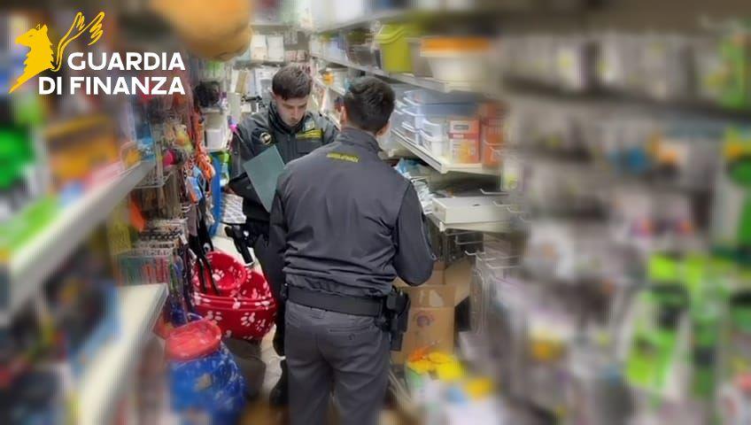 La Guardia di Finanza sequestra più di 70.000 articoli. Sanzioni fino a 150.000 euro per 6 operatori commerciali