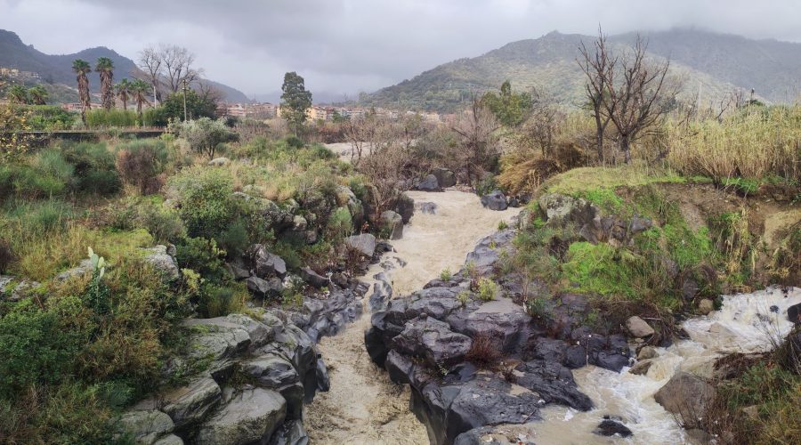 Francavilla, emergenza ambientale nel torrente Zavianni e sul fiume San Paolo: la piena ha trascinato molti rifiuti abbandonati lungo le sponde