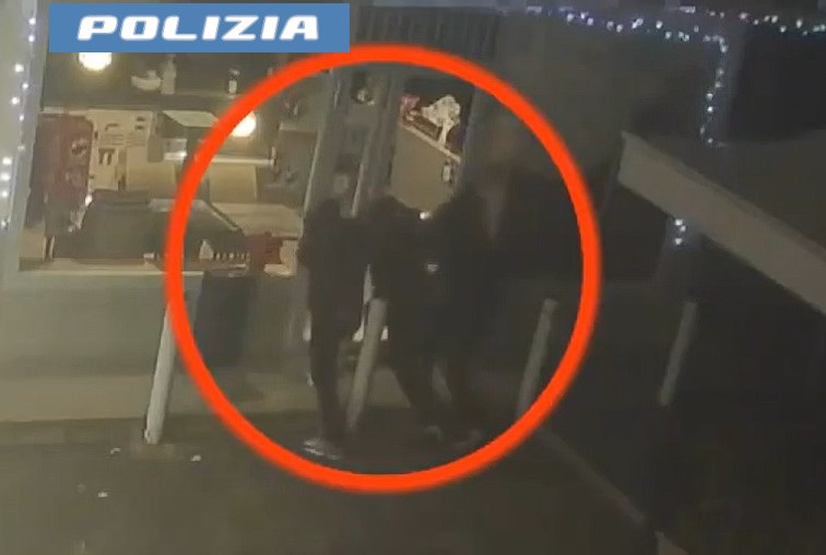 Rapinano nella notte un tabacchino: intercettati e arrestati in quattro VIDEO