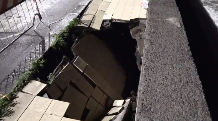 Riposto, crollo del marciapiede sul lungomare. Vasta: “Area transennata da novembre e monitoraggio in corso con i sensori”