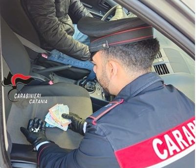 Sorpreso con cocaina e denaro in contanti: denunciato 27enne di Acireale