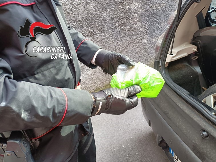Zafferana, 20enne pizzicato con le dosi di droga: denunciato