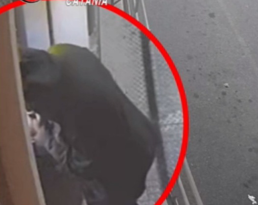 “Attingeva” alla pensione di reversibilità di un’anziana e le prosciuga il conto: denunciato 58enne