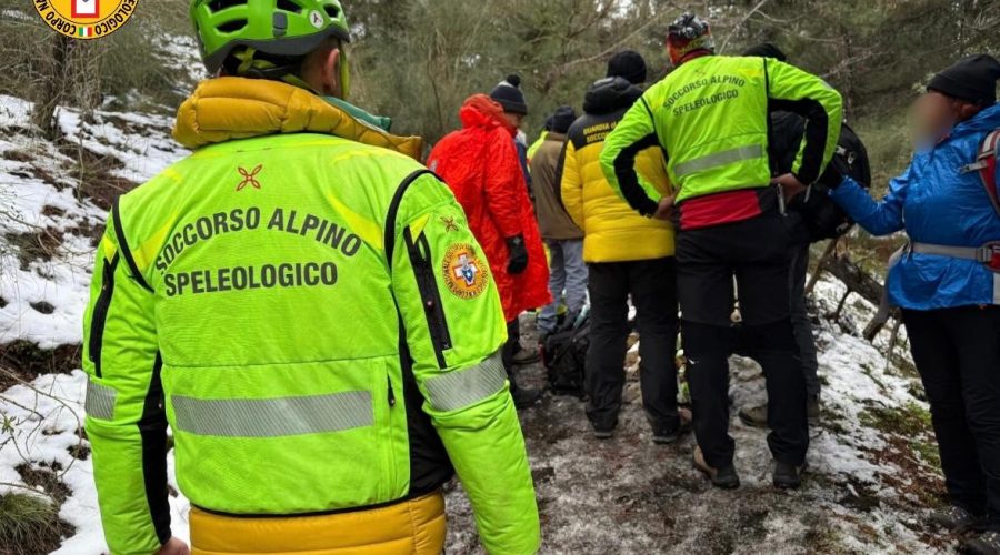 Etna, turista accusa malore e muore lungo il sentiero di Monte Gemmellaro