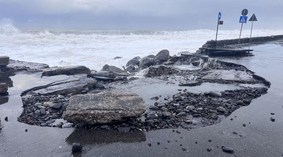 Ciclone Harry a Riposto, lungomare devastato. Vasta: “Interventi rapidi e burocrazia più snella”