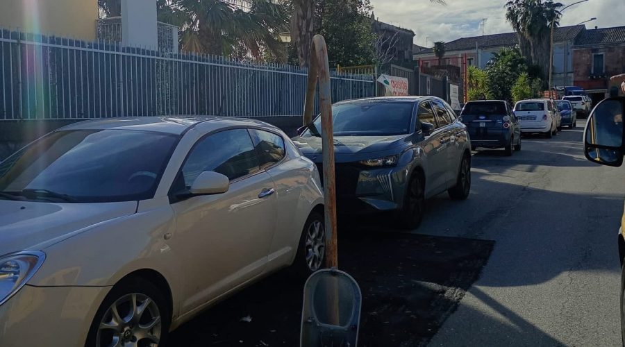 Giarre, il vento abbatte un palo della luce: tragedia sfiorata in via Vico Platano
