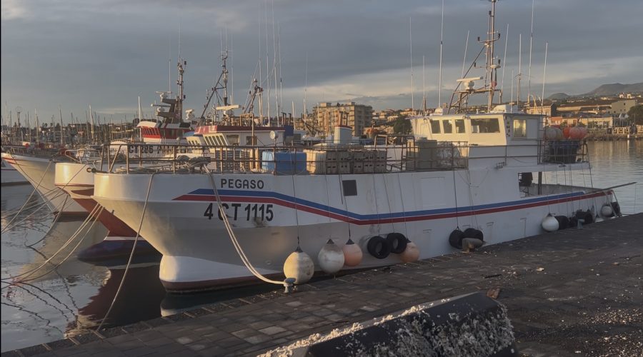 Superare i vincoli: proposta una deroga per l’utilizzo del primo bacino portuale di Riposto