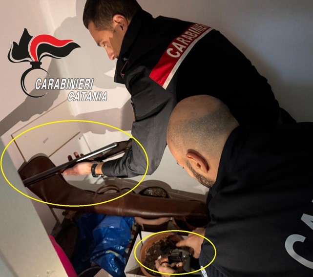 E’ infastidito dalla “cassa” dell’impianto stereo di un’attività commerciale vicina a casa e gli spara con un fucile: arrestato