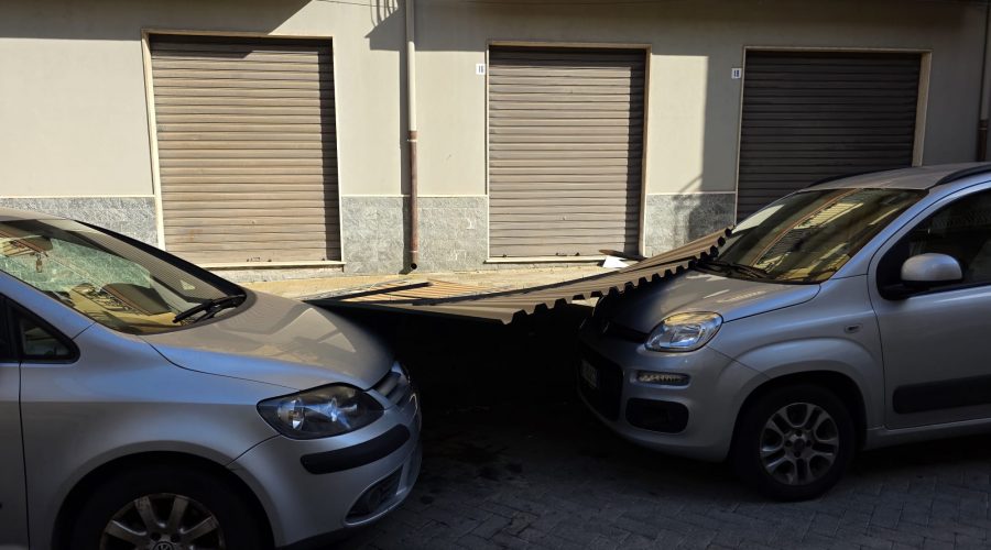Giarre, tettoia si stacca e piomba su due auto