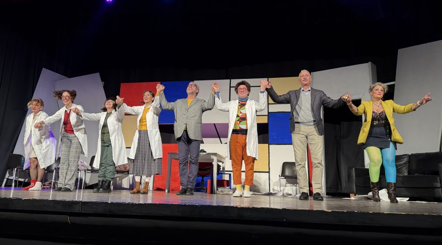 “Matti da slegare”: quando la fragilità diventa commedia