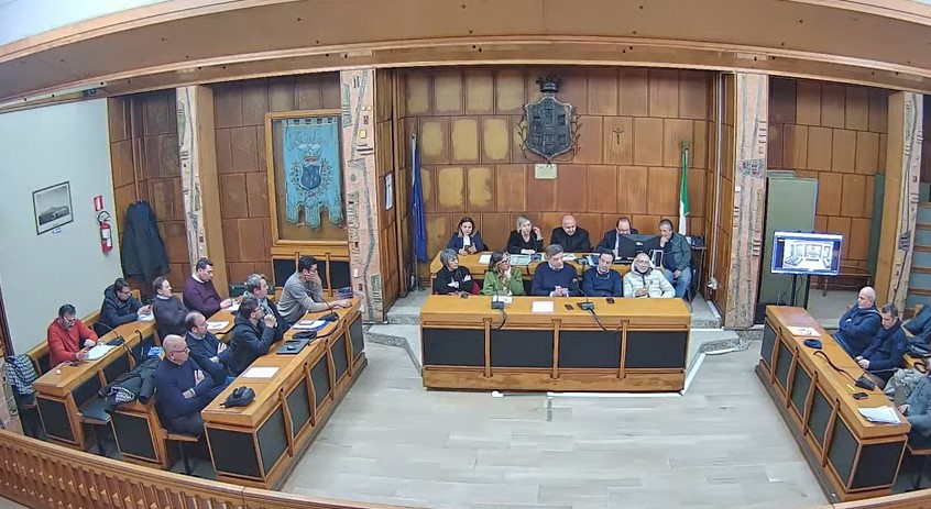 Giarre, Cantarella travolto dalle interrogazioni in Consiglio: torna l’attività ispettiva e piovono critiche