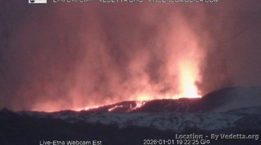 Etna in attività: nuova colata nella valle del Bove