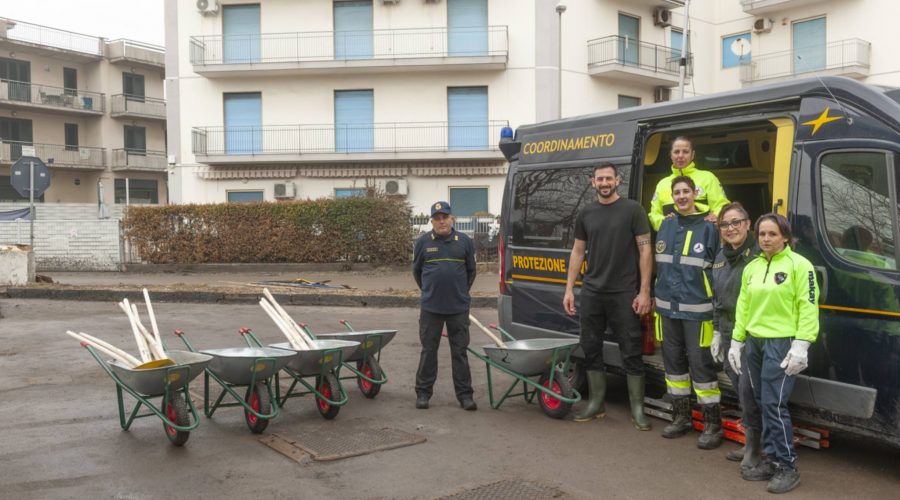 Fondachello: volontari in azione per ripulire la frazione marinara duramente colpita dal ciclone Harry