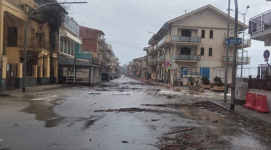Fondachello di Mascali: acqua e detriti su via Spiaggia ma la viabilità è regolare