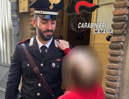 Beccato con le mani nel sacco mentre riceve l’oro dell’anziana truffata: arrestato