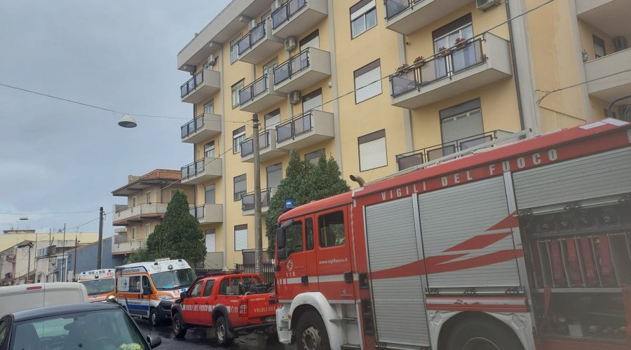 Giarre, incendio in un’abitazione di via Luigi Orlando