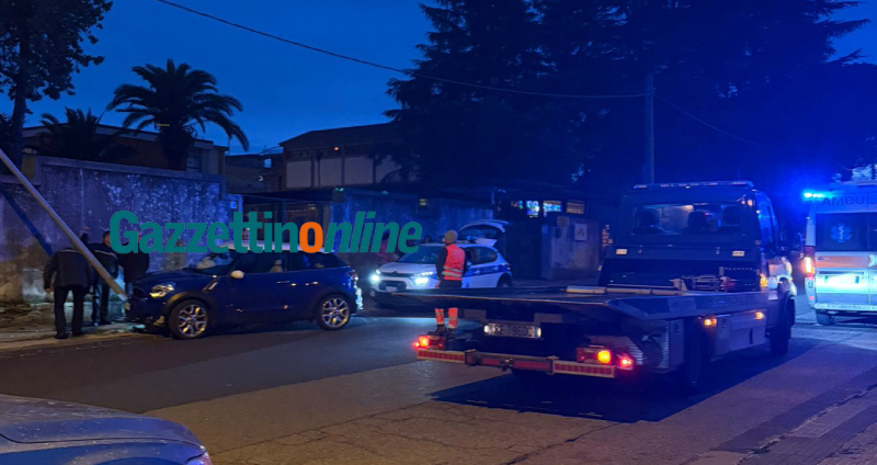 Giarre, incidente in viale don Minzoni: abbattuto un palo della pubblica illuminazione