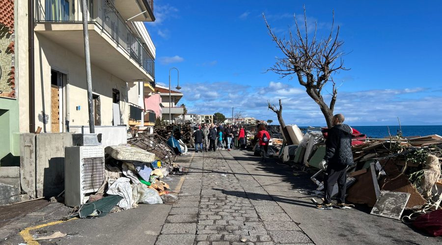 Acireale, oltre 100 volontari a Stazzo per interventi sul lungomare