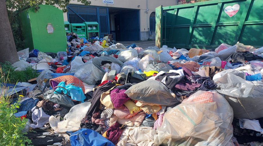 Giarre, crisi della raccolta abiti usati: il punto ecologico è un magazzino all’aperto