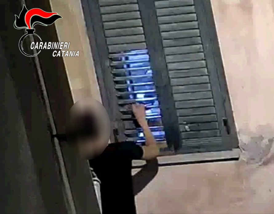 La sua abitazione trasformata in un bazar della droga: manette per un 33enne