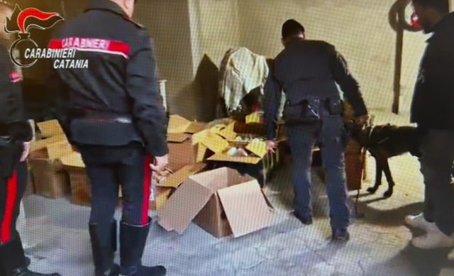 Aci Catena, carabinieri scoprono e sequestrano oltre 260 kg di fuochi d’artificio illegalmente detenuti: 2 arresti
