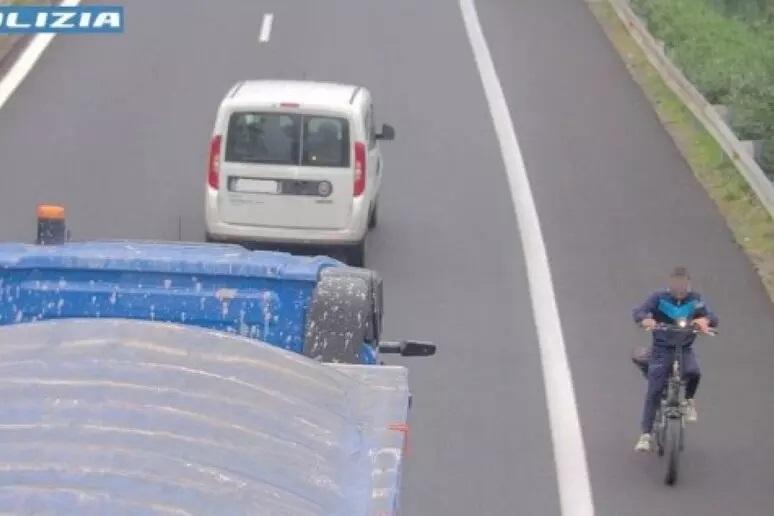 In bici contromano sull’autostrada A 18: fermato 23enne