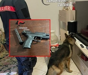 Pistola e droga in casa: arrestato 62enne di Macchia di Giarre