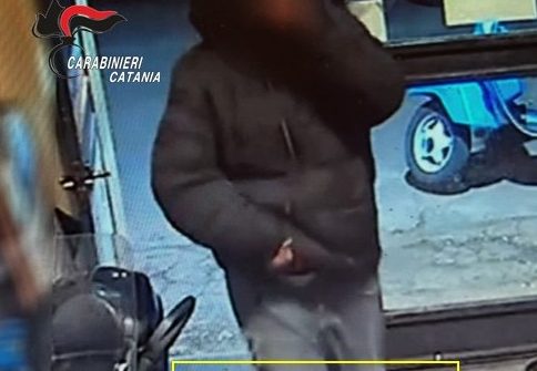 Rapina a mano armata ai danni di un’attività commerciale: arresto “lampo” dei carabinieri VIDEO