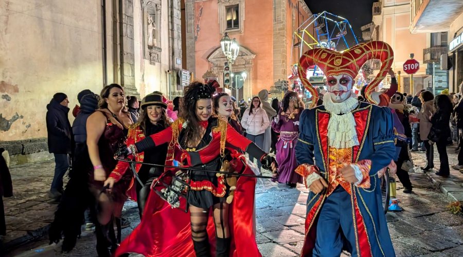 Francavilla: storica svolta al Carnevale, organizzato anche dalla parrocchia locale. Don Gerry dal palco ai giovani: «Vi voglio bene, sono con voi»
