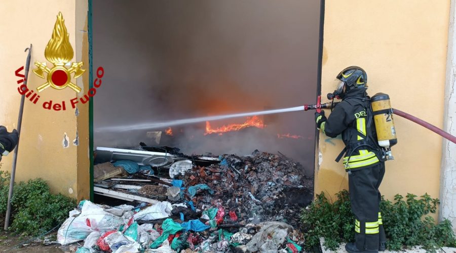 Incendio in un capannone in disuso a Misterbianco