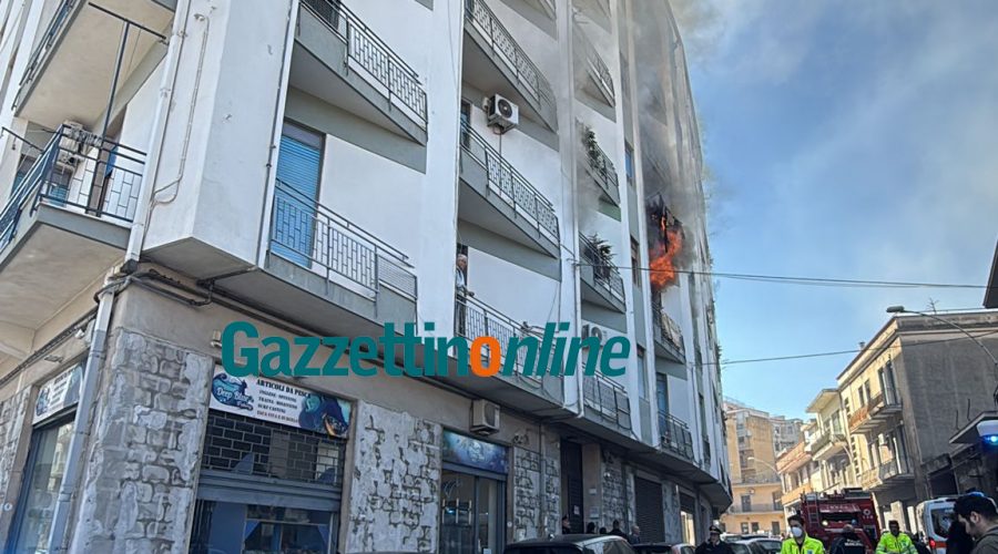 Giarre, incendio in un’abitazione di corso Matteotti