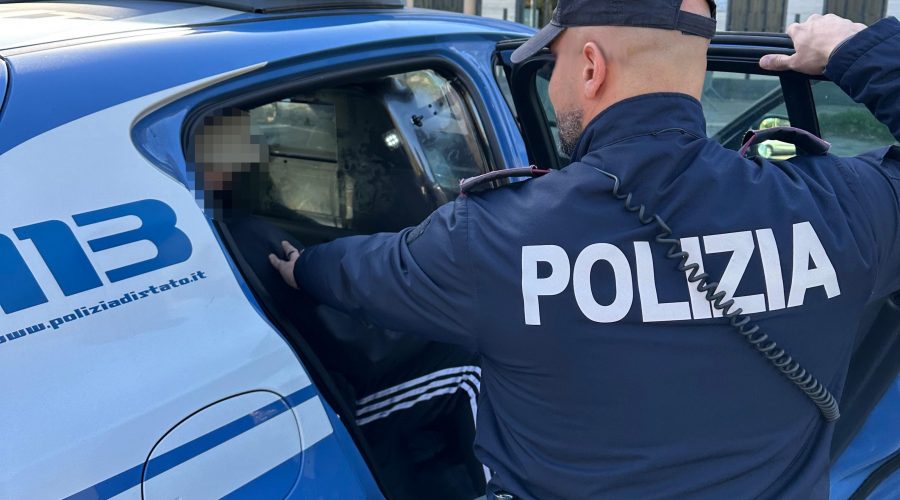 Ruba benzina dai camion in sosta e minaccia l’addetto alla vigilanza con un bastone: pluripregiudicato arrestato
