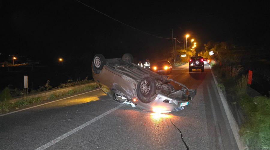 Mangano, incidente nella notte: auto si ribalta