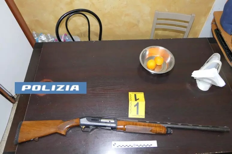 Spara con un fucile ad un vicino di casa: arrestato 27enne