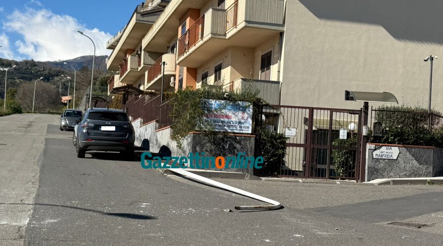 Giarre, il vento abbatte ennesimo palo della luce: tragedia sfiorata in via Russo a Macchia