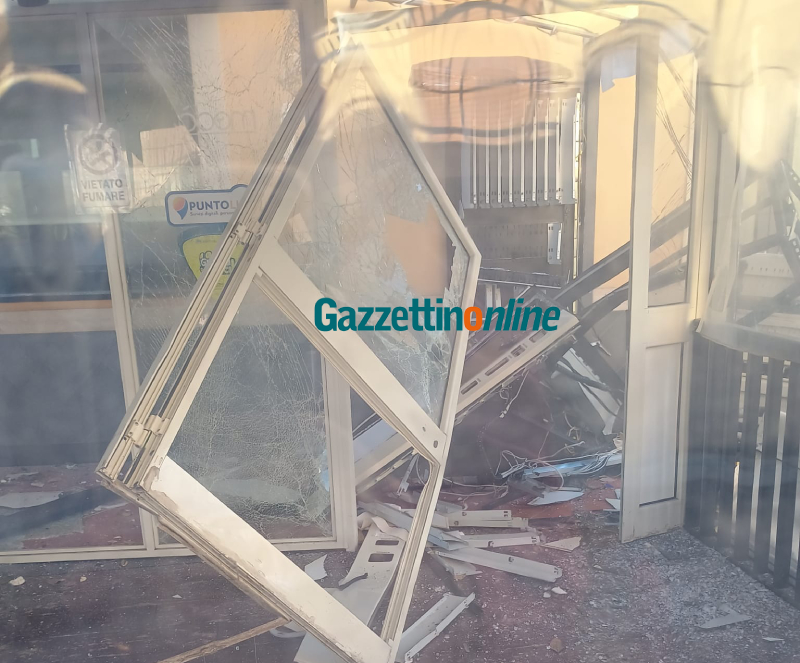 Riposto, fatto esplodere distributore automatico di sigarette a Torre Archirafi