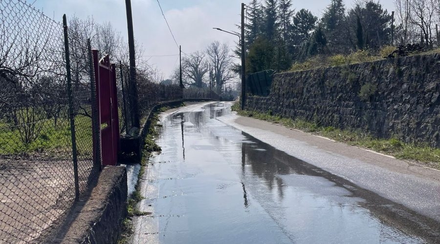 Mascali: l’acqua potabile si disperde lungo via Nocille a Montargano. I residenti: “E’ ora di intervenire”