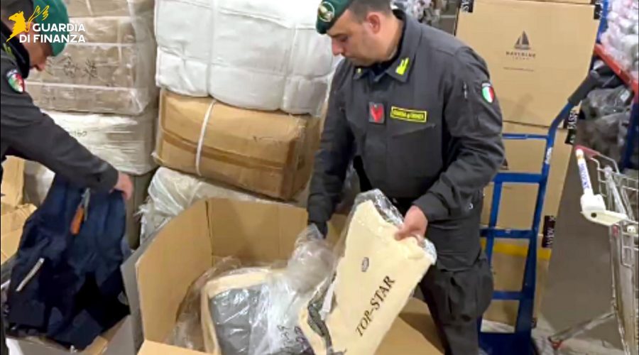 Sequestrati dalla Guardia di Finanza oltre 11.000 capi e accessori di abbigliamento contraffatti