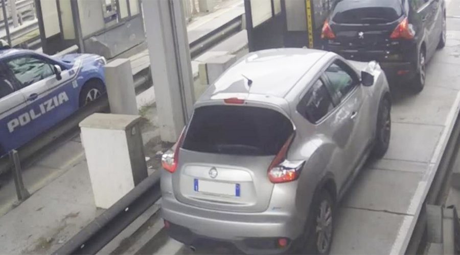 Riciclavano soldi provento di crimini ai caselli dell’autostrada: due arresti