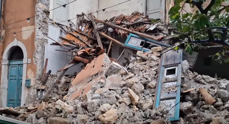 Paura a Taormina, crolla una vecchia casa disabitata nel centro storico