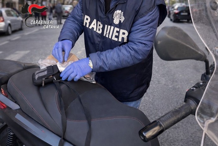 Scambia i Carabinieri per clienti e mostra la droga: arrestato 46enne