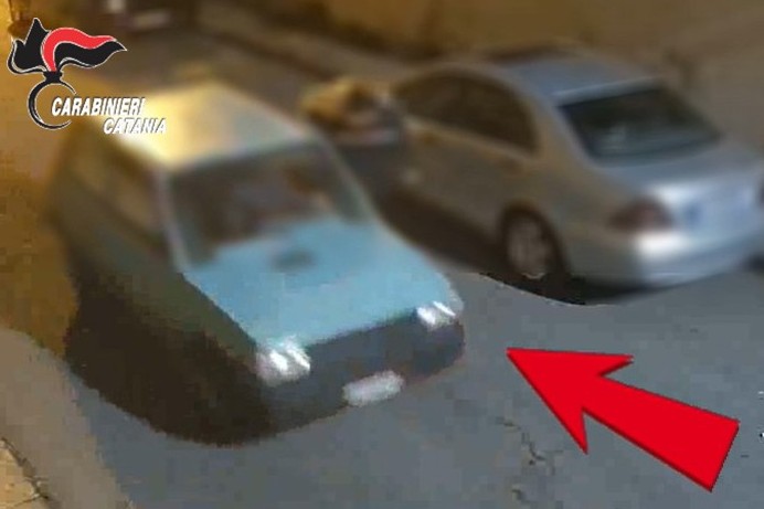 Giarre, beccati a bordo dell’auto appena rubata: arrestati in due VIDEO