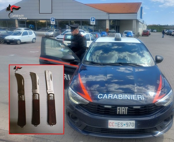 Fiumefreddo: tenta furto in un supermercato ma desiste. I carabinieri lo beccano con 3 coltelli addosso. Denunciato