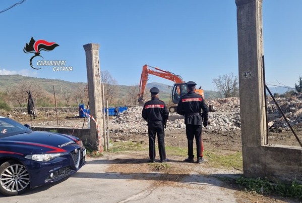 Randazzo, demolito l’ecomostro del clan Sangani